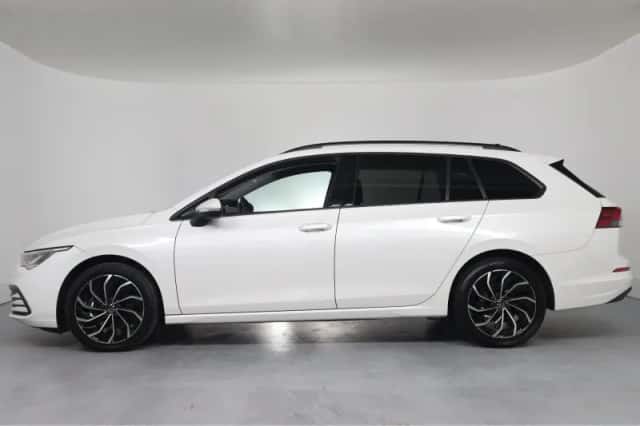 Volkswagen Golf (2023) thumbnail 2