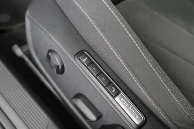 Volkswagen Golf (2023) thumbnail 25