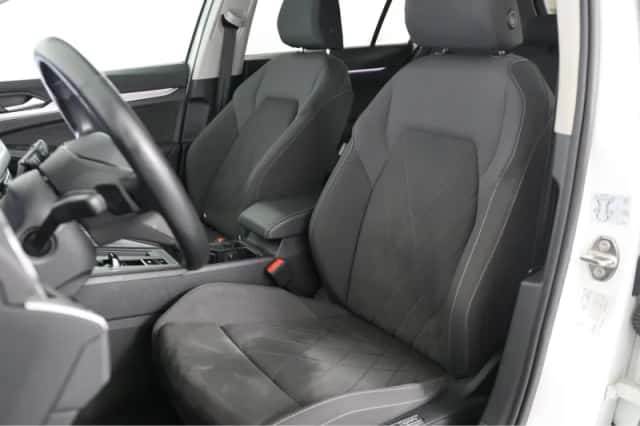 Volkswagen Golf (2023) thumbnail 6