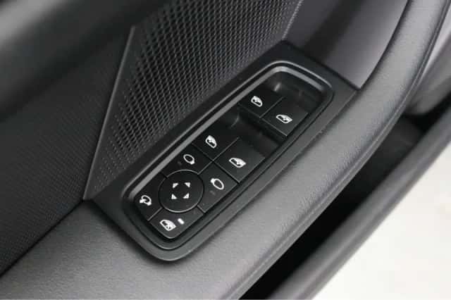 Porsche Taycan (2022) thumbnail 44