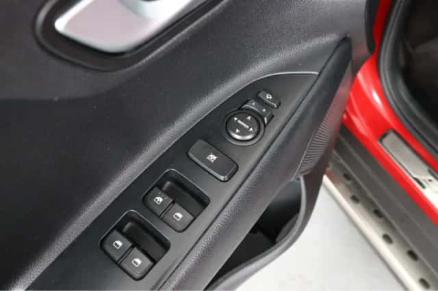 Kia Stonic (2018) thumbnail 26