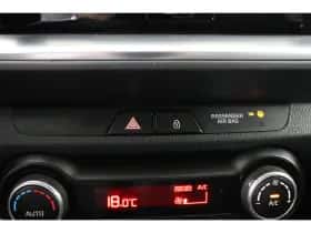 Kia Stonic (2018) thumbnail 36