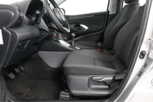 Toyota Yaris (2023) thumbnail 23