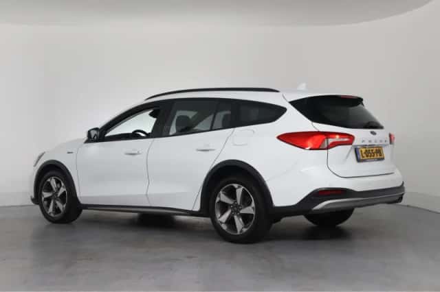Ford Focus (2019) thumbnail 3