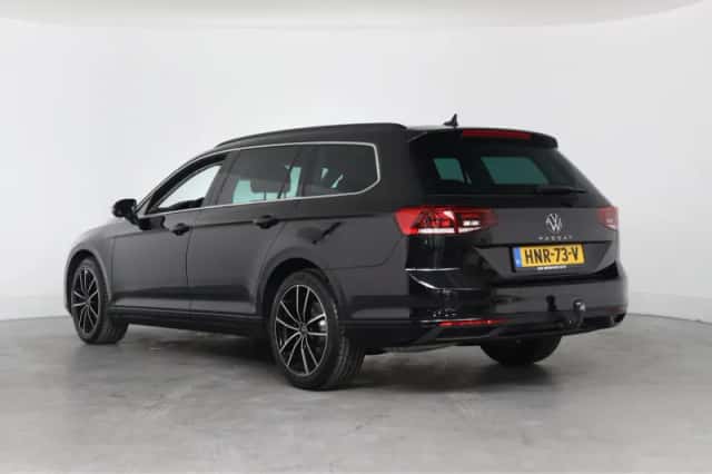 Volkswagen Passat (2023) thumbnail 3