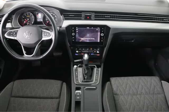 Volkswagen Passat (2023) thumbnail 4