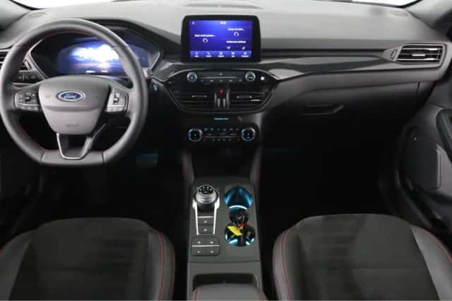 Ford Kuga (2023) thumbnail 2
