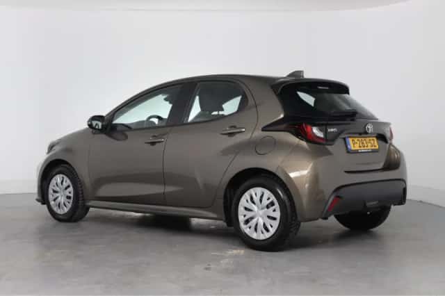 Toyota Yaris (2022) thumbnail 3