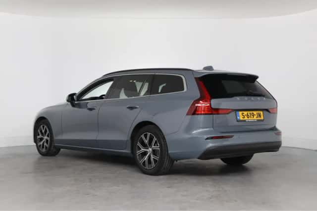 Volvo V60 (2023) thumbnail 3