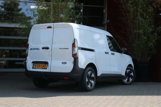 Ford E-Transit Courier (2025) thumbnail 2