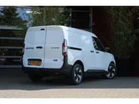 Ford E-Transit Courier (2025) thumbnail 2