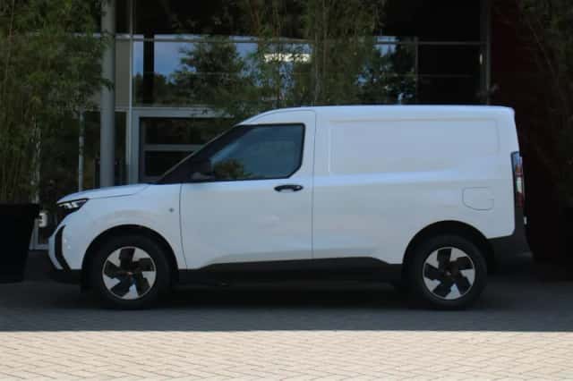 Ford E-Transit Courier (2025) thumbnail 3