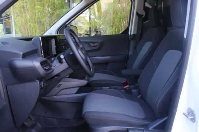 Ford E-Transit Courier (2025) thumbnail 5