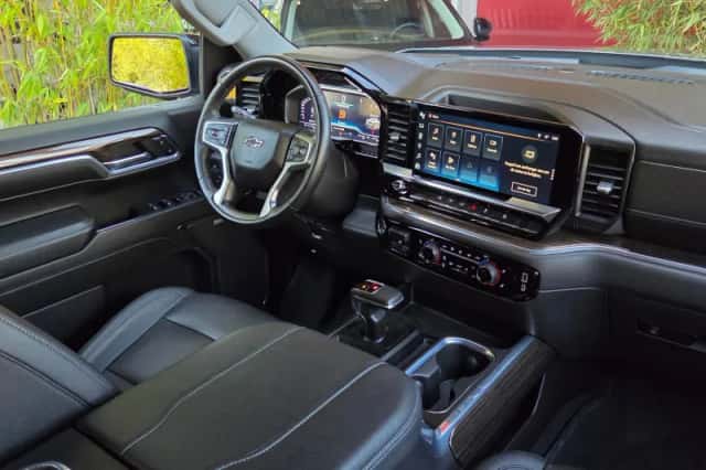 Chevrolet Silverado (2023) thumbnail 3