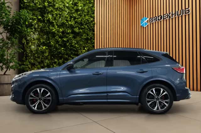 Ford Kuga (2023) thumbnail 3