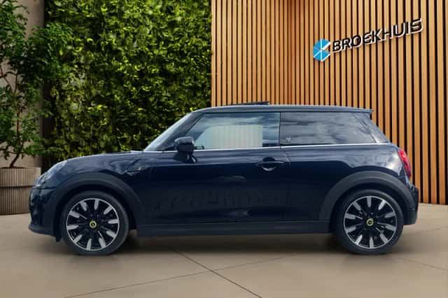 MINI Electric (2022) thumbnail 4