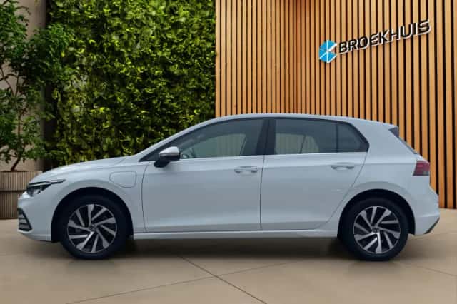 Volkswagen Golf (2021) thumbnail 2