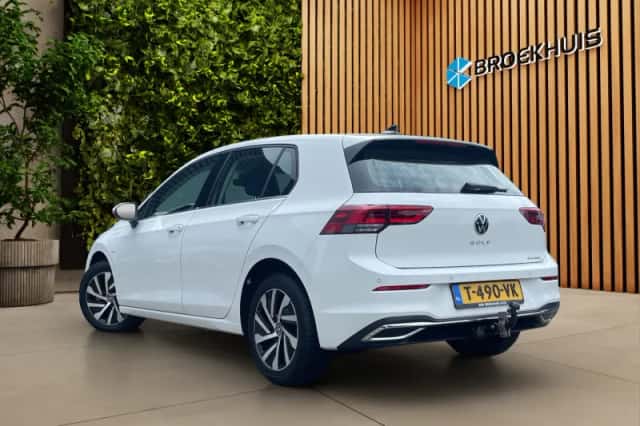 Volkswagen Golf (2021) thumbnail 3