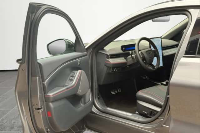 Ford Mustang Mach-E (2024) thumbnail 4
