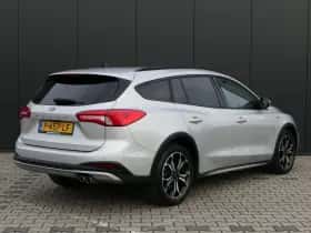 Ford Focus (2021) thumbnail 3