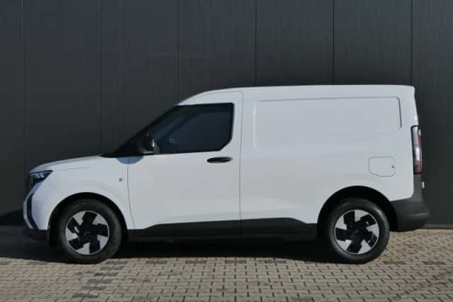 Ford E-Transit Courier (2026) thumbnail 2