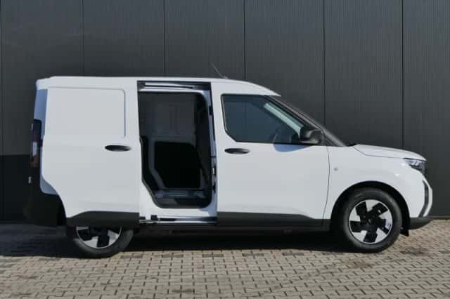 Ford E-Transit Courier (2026) thumbnail 3