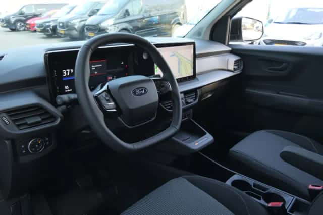 Ford E-Transit Courier (2026) thumbnail 5
