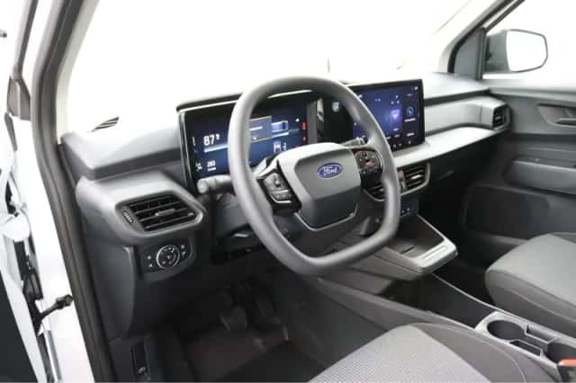 Ford E-Transit Courier (2026) thumbnail 4