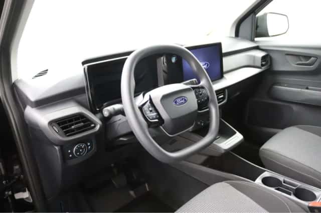 Ford E-Transit Courier (2025) thumbnail 5