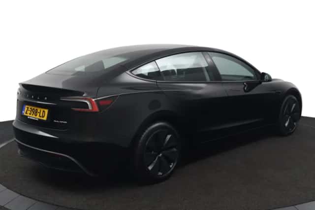Tesla Model 3 (2024) thumbnail 3