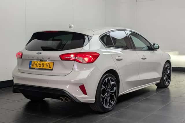 Ford Focus (2022) thumbnail 2