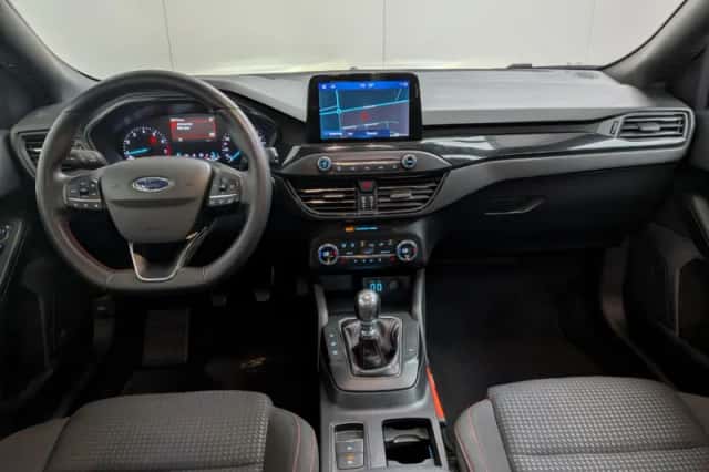 Ford Focus (2022) thumbnail 3