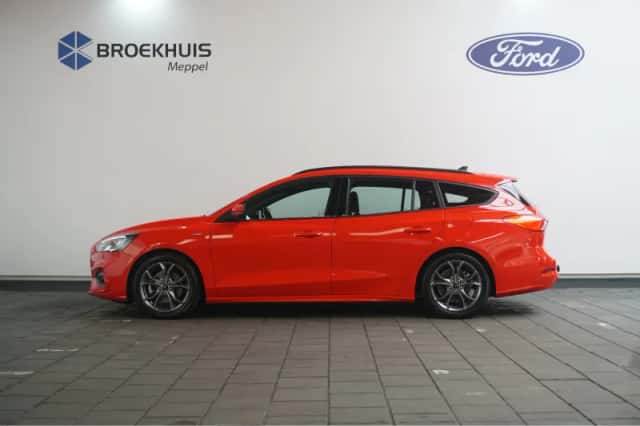 Ford Focus (2022) thumbnail 3