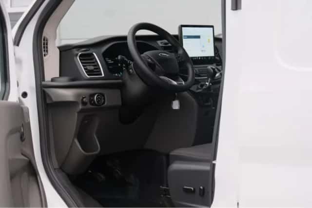 Ford Transit (2024) thumbnail 4