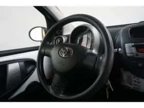 Toyota Aygo (2014) thumbnail 10