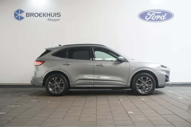 Ford Kuga (2023) thumbnail 4