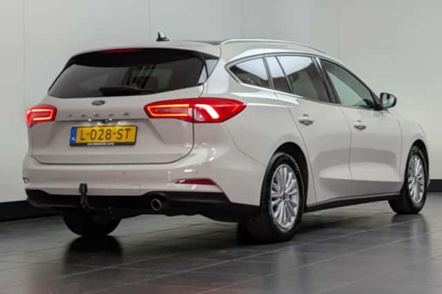 Ford Focus (2021) thumbnail 2