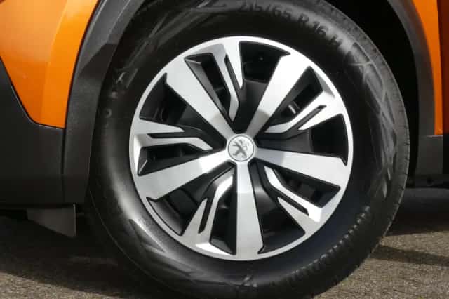 Peugeot 2008 (2021) thumbnail 3