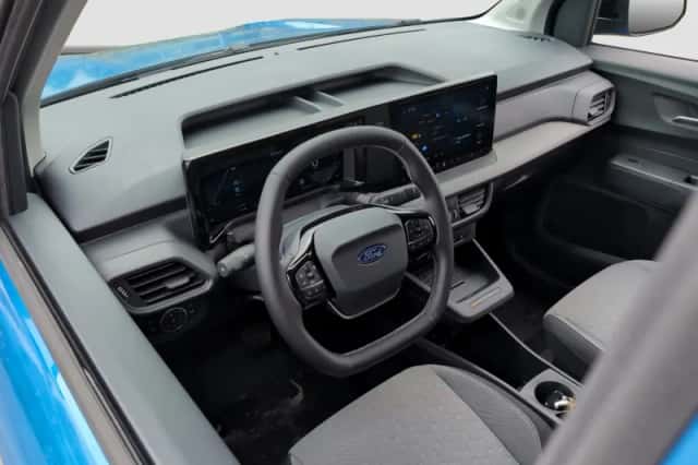 Ford E-Transit Courier (2026) thumbnail 3