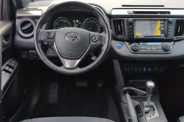 Toyota RAV4 (2017) thumbnail 2