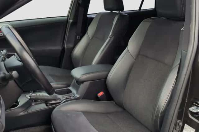 Toyota RAV4 (2017) thumbnail 8