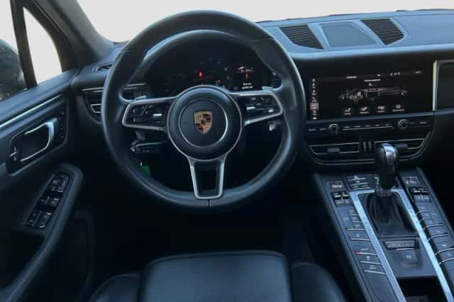 Porsche Macan (2021) thumbnail 2
