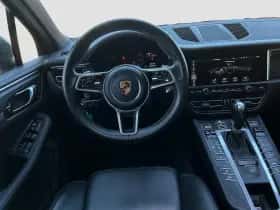 Porsche Macan (2021) thumbnail 2