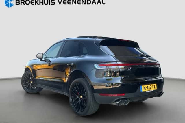 Porsche Macan (2021) thumbnail 3