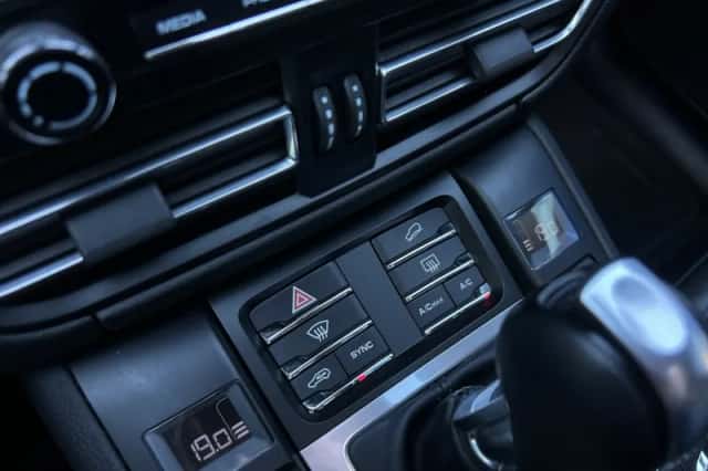 Porsche Macan (2021) thumbnail 27