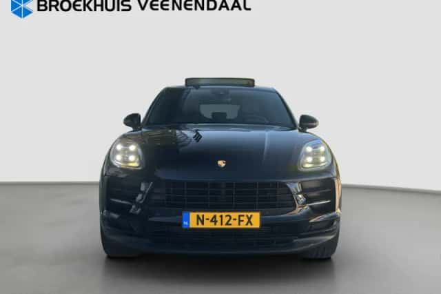 Porsche Macan (2021) thumbnail 4