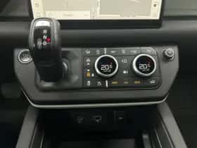 Land Rover Defender (2021) thumbnail 23