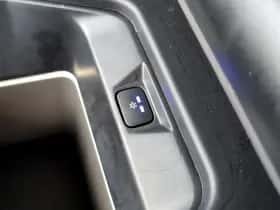 Land Rover Defender (2021) thumbnail 25