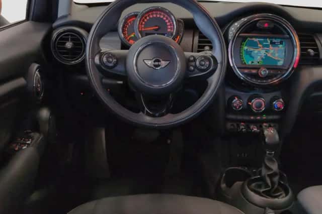 MINI Cooper (2017) thumbnail 2
