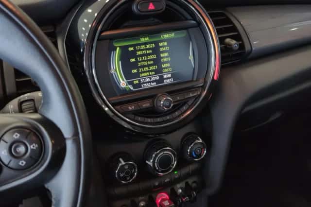 MINI Cooper (2017) thumbnail 18